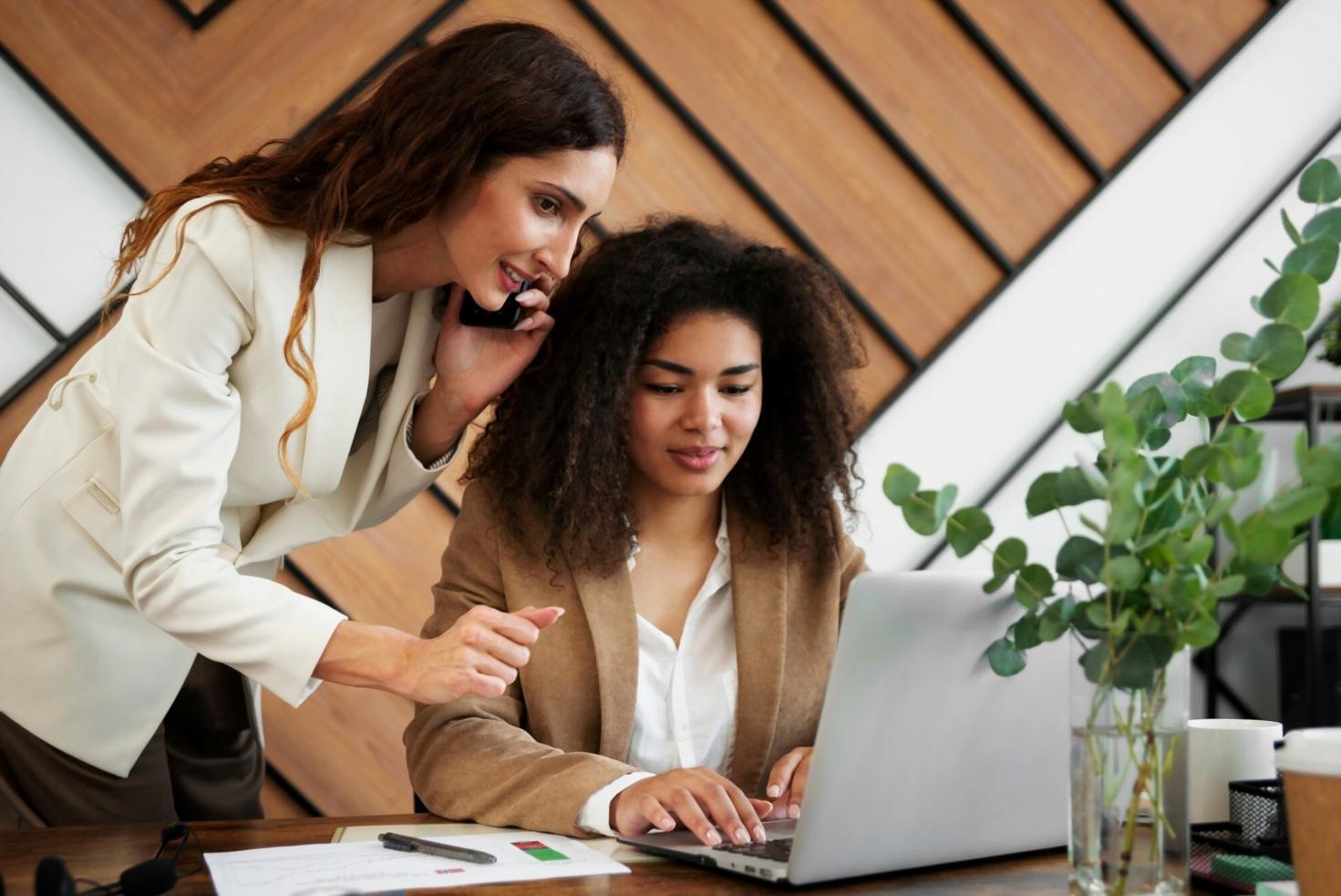Reunión de análisis financiero con fundadores en kalenthuraq