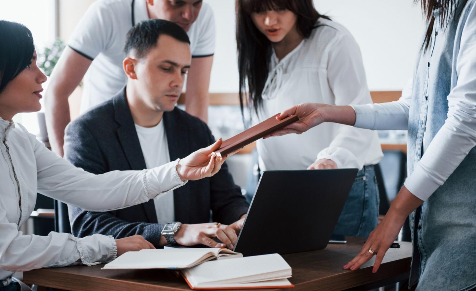 Equipo de kalenthuraq revisando propuestas de inversión