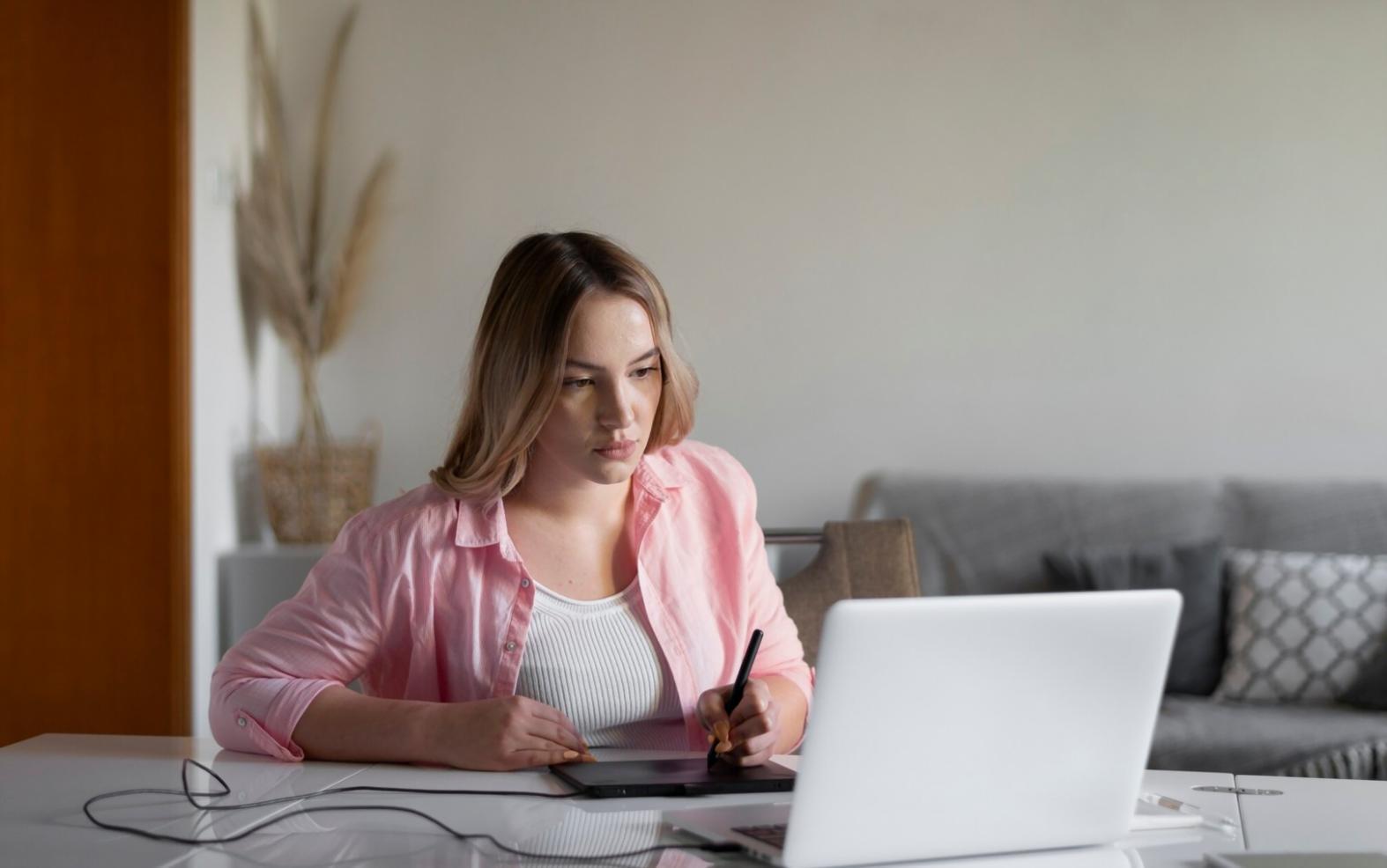 Equipo de kalenthuraq trabajando en estrategias de financiación para startups